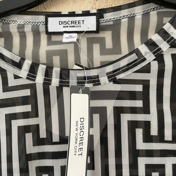 Discreet Black and White Sheer  Short Sleeves Size Medium NWT - Picture 3 of 5